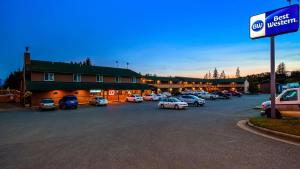 a parking lot with cars parked in front of a hotel at Best Western Bidarka Inn in Homer