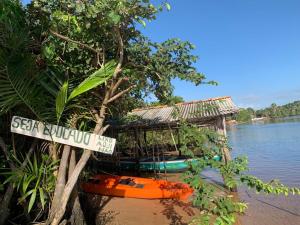 un grupo de kayaks estacionados al lado de una cabaña en el agua en Chalé do Rio, en Barreirinhas