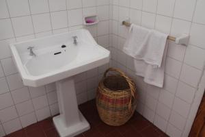 A bathroom at Wasi planta alta