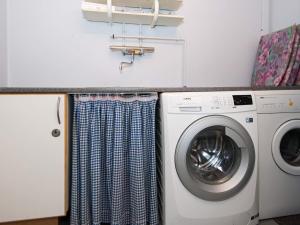 lavadero con lavadora y lavadora en Holiday home Herning III, en Herning