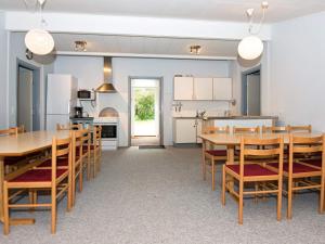 Holiday home Herning III في هيرنينغ: مطبخ وغرفة طعام مع طاولة وكراسي