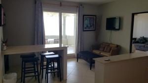 uma cozinha e sala de estar com mesa e cadeiras em Carasol Villas y Suites Privadas em Ciudad Madero