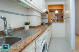 Kuchyňa alebo kuchynka v ubytovaní Maria Rosa Urban & Beach Apartment