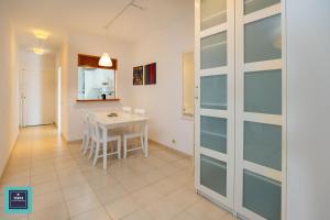 Kuchyňa alebo kuchynka v ubytovaní Maria Rosa Urban & Beach Apartment