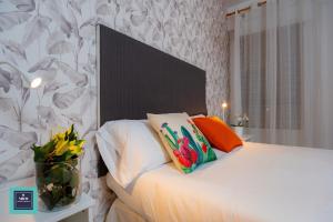 Posteľ alebo postele v izbe v ubytovaní Maria Rosa Urban & Beach Apartment