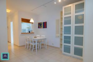 Kuchyňa alebo kuchynka v ubytovaní Maria Rosa Urban & Beach Apartment