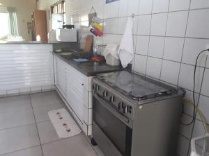 a kitchen with a stove and a counter top at Casa na Praia dos Carneiros - Tamandaré in Tamandaré