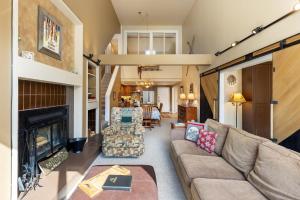 Χώρος καθιστικού στο 2105 The Pines condo