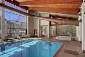Πισίνα στο ή κοντά στο 2105 The Pines condo
