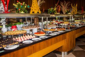 una línea de buffet con muchos tipos diferentes de comida en White Gold Hotel & Spa, en Alanya