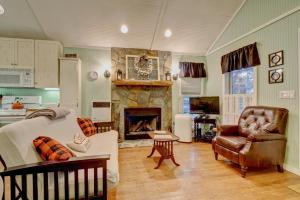 - un salon avec un canapé et une cheminée dans l'établissement Linville River Cottage - Steps Away From The Banks, à Newland
