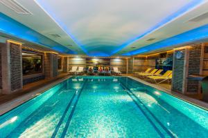 בריכת השחייה שנמצאת ב-White Gold Hotel & Spa או באזור
