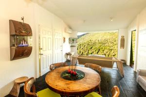 - une salle à manger avec une table et des chaises en bois dans l'établissement Dantica Cloud Forest Lodge, à San Gerardo de Dota