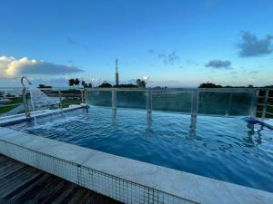 a hot tub on the roof of a building at Israel Flat Tambaú in João Pessoa