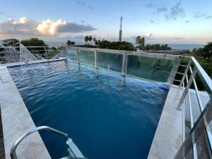 a swimming pool with a view of the ocean at Israel Flat Tambaú in João Pessoa