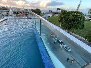an overhead view of a swimming pool with water at Israel Flat Tambaú in João Pessoa