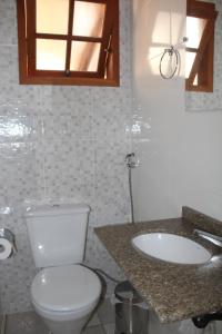 une salle de bain avec des toilettes blanches et un lavabo dans l'établissement RECANTO HARMONIA, à Conceição da Ibitipoca 35 autres photos