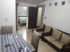 ein Wohnzimmer mit einem Sofa und einem Tisch in der Unterkunft León Apart -un dormitorio- in Corrientes
