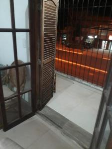 porta aperta su una camera con vista su un balcone di León Apart -un dormitorio- a Corrientes