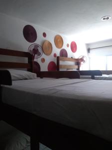 ein Schlafzimmer mit einem Bett mit Planeten an der Wand in der Unterkunft Hostal Jardin in Mahahual