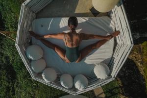 een man in een badkuip in aificialificialificialificialificialificial bij Woywoy Escape Bresela Adults Only in Tegalalang