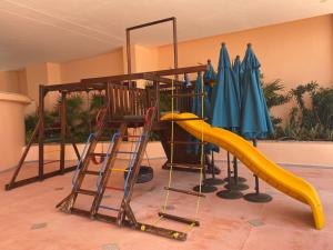 Area permainan anak di Comfortable Beachfront apartment in Acapulco