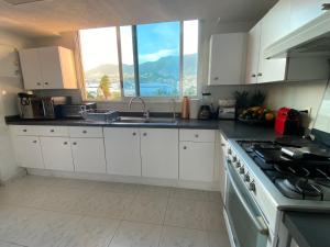 A kitchen or kitchenette at Comfortable Beachfront apartment in Acapulco
