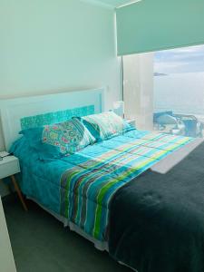 Schlafzimmer mit einem Bett und Meerblick in der Unterkunft Departamento Club Oceano in Coquimbo
