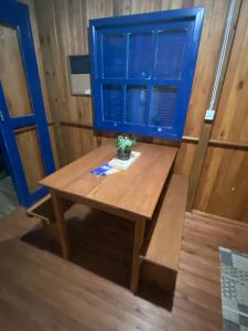 ein kleiner Holztisch mit einer Topfpflanze darauf in der Unterkunft CASA DE CAMPO FAZENDA DAS PELOTAS in Bom Jardim da Serra