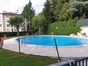 a swimming pool with a net in a yard at Apartamento Alba 2 in Jaca