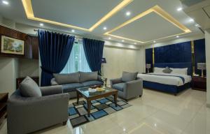 فندق إنفوي كونتيننتال في اسلام اباد: غرفة نوم مع سرير وغرفة معيشة
