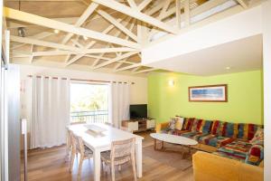 Un lugar para sentarse en BEACHBREAK - 100m to beach - sleeps 6