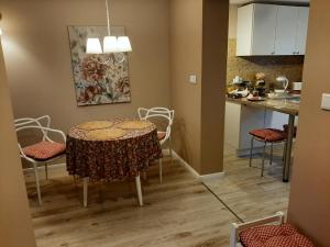 a dining room and kitchen with a table and chairs at Radzymin Pd Faktura Invoice Fully equipped apartment with a private parking and garden in Radzymin