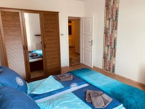 ein Schlafzimmer mit einem Bett mit Surfbrett darauf in der Unterkunft West Residence in Budapest