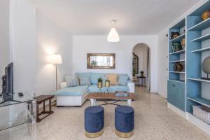 a living room with a couch and a table at Apartamento Beramendi in Torremolinos