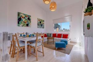 salon ze stołem, krzesłami i kanapą w obiekcie Villa Tucanes w Corralejo