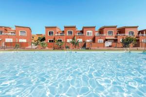pusty basen przed budynkiem w obiekcie Villa Tucanes w Corralejo