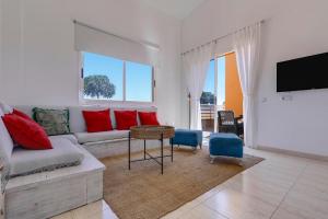 salon z kanapą i telewizorem w obiekcie Villa Tucanes w Corralejo