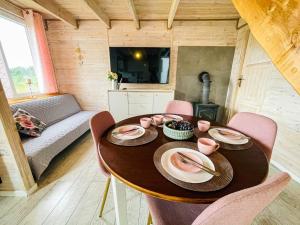Televízia a/alebo spoločenská miestnosť v ubytovaní Magic Home Łeba