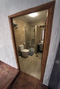 A bathroom at Casa El Volaero