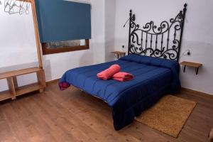 A bed or beds in a room at Casa El Volaero