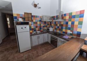 A kitchen or kitchenette at Casa El Volaero