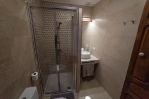 A bathroom at Casa El Volaero