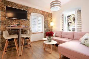 Televízia a/alebo spoločenská miestnosť v ubytovaní Luxury Apartments Sail 1, 2 & 3