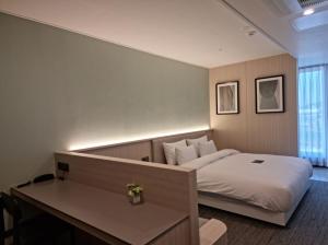 Postel nebo postele na pokoji v ubytování Hound Hotel Busan Station