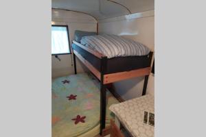 Letto o letti in una camera di Maringotka Na Jamajce