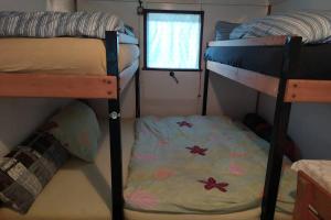 Letto o letti in una camera di Maringotka Na Jamajce