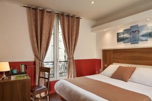 Habitación de hotel con cama y ventana en Grand Hotel Nouvel Opera en París