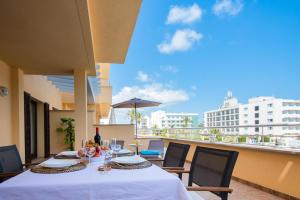 een tafel met een witte tafeldoek op een balkon bij Drac Blanc 1-4 in Cala Ratjada