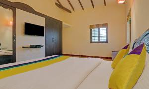TV a/nebo společenská místnost v ubytování Itsy Hotels Vailankanni Natures Inn